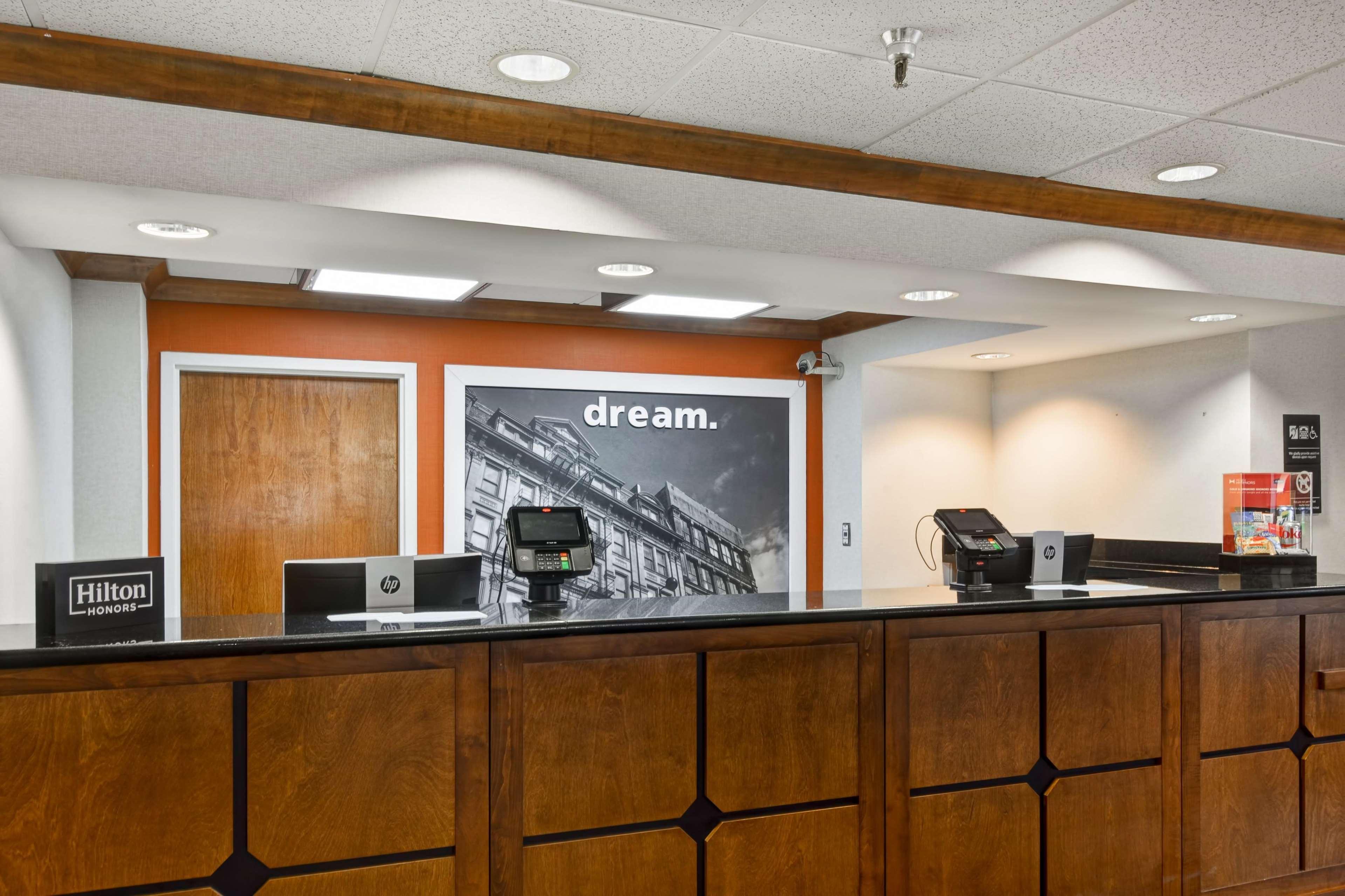 Hampton Inn Memphis Poplar Экстерьер фото