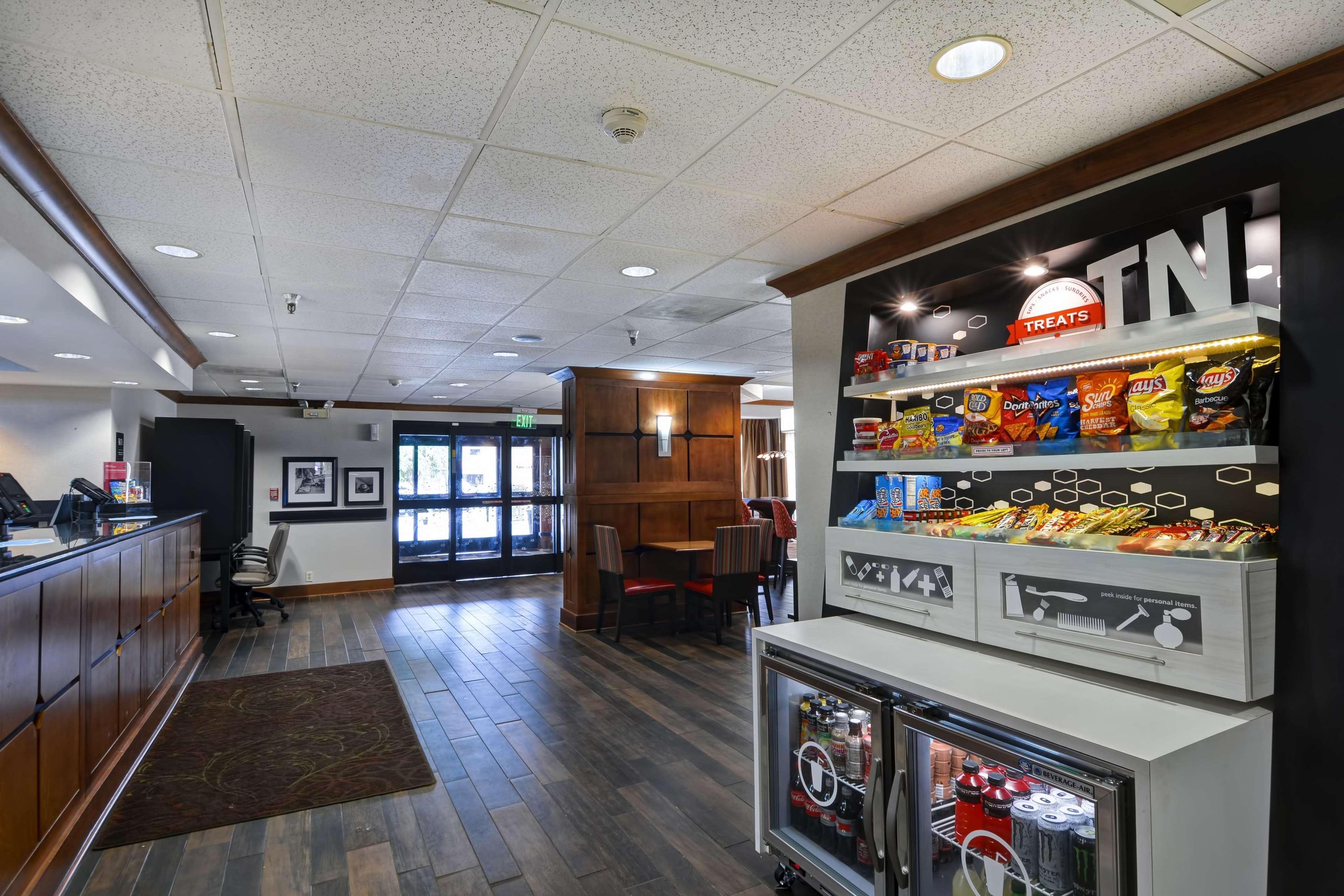 Hampton Inn Memphis Poplar Экстерьер фото