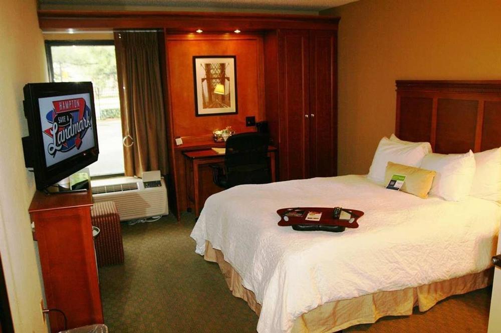 Hampton Inn Memphis Poplar Номер фото