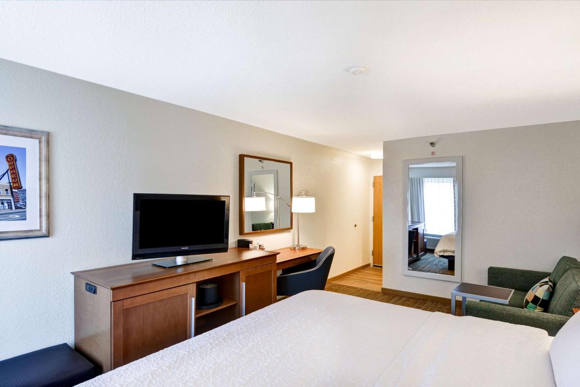 Hampton Inn Memphis Poplar Экстерьер фото