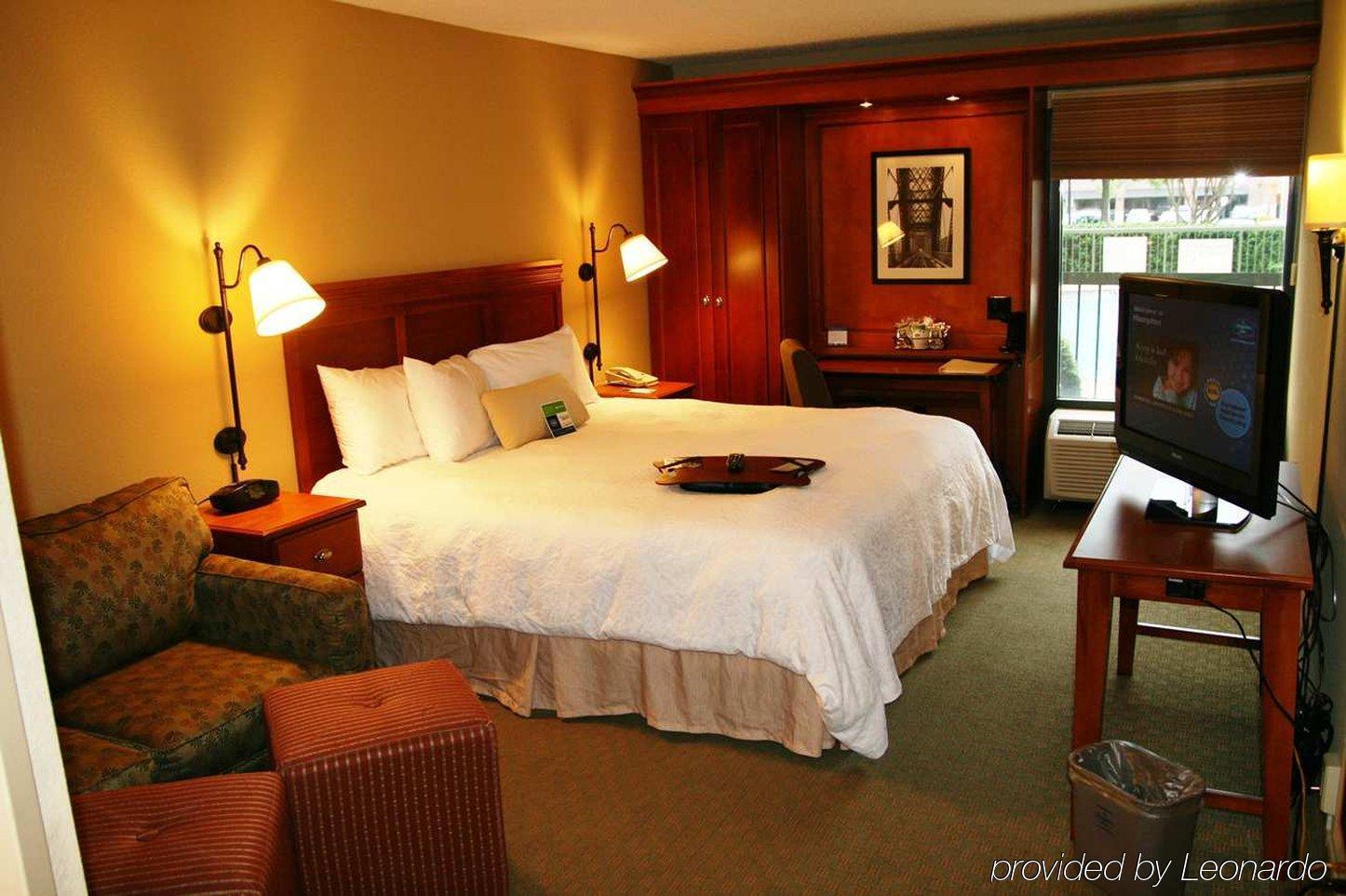 Hampton Inn Memphis Poplar Номер фото