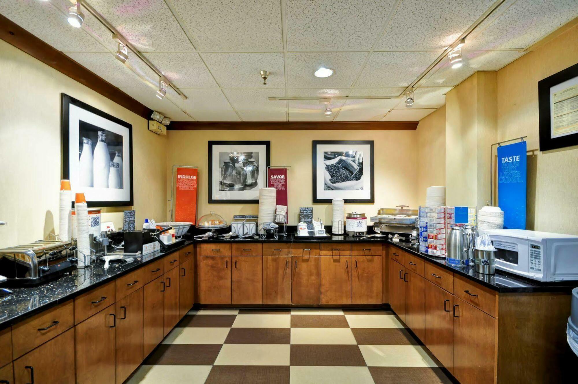 Hampton Inn Memphis Poplar Экстерьер фото